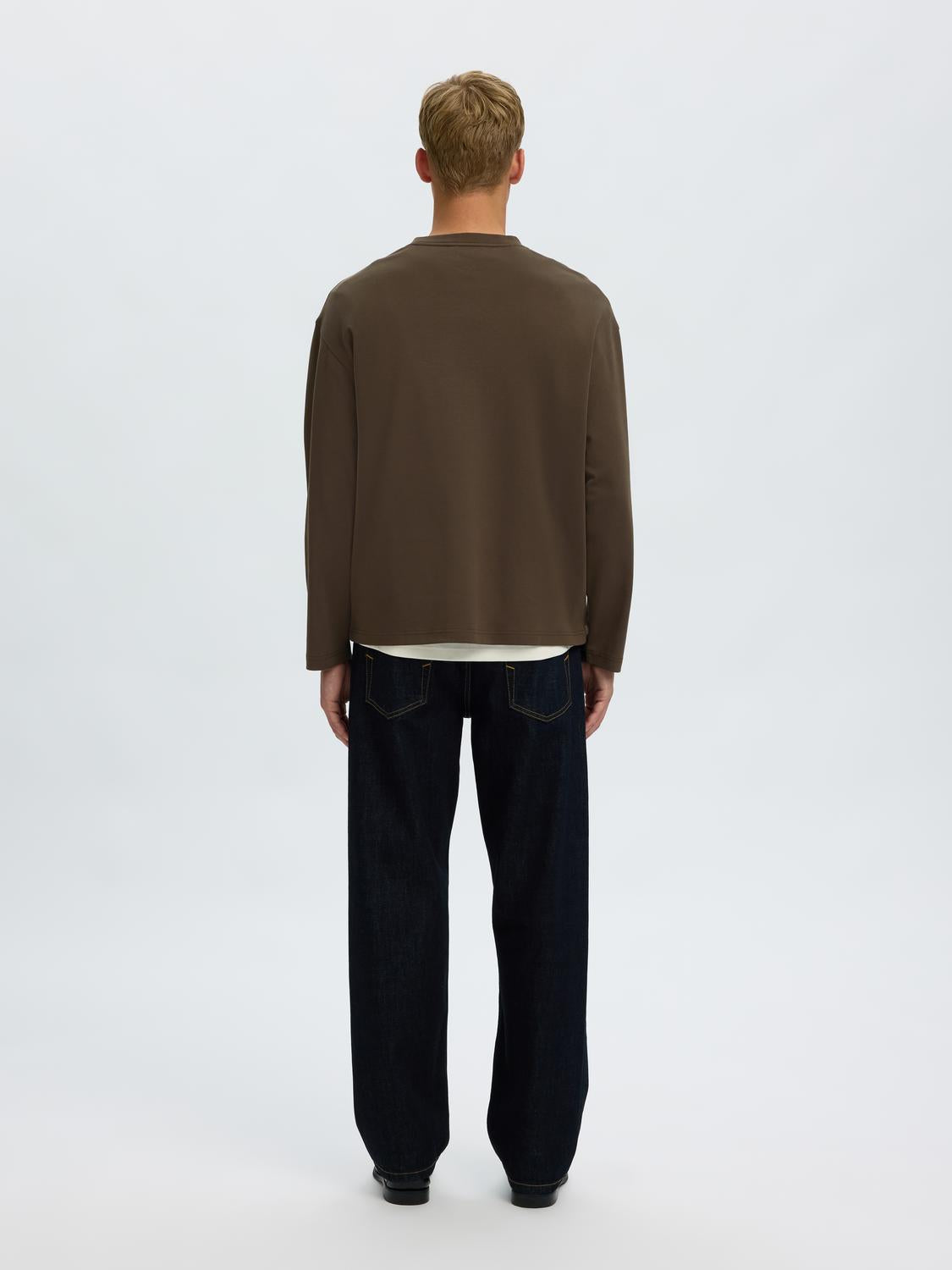 model_shot-back